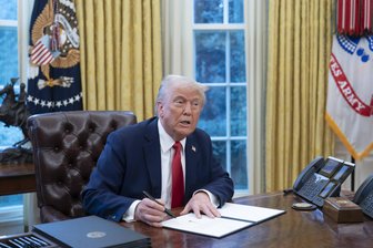 Trumps Zollpoker - Der US-Präsident Donald Trump führt Zölle ein, um sie sehr schnell wieder auszusetzen. Foto: Chris Kleponis/Imago