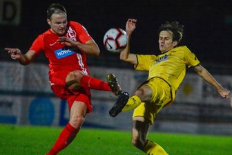 Tscheche zeigt jetzt mehr Biss - Er kann auch mal Härte zeigen: Auerbachs Ondrej Brejcha (rechts) sah nach diesem Zweikampf die gelbe Karte und erzielte wenig später den Treffer zum 1:1-Unentschieden beim SV Lichtenberg.