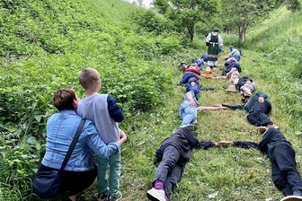 Tschechen und Deutsche kämpfen gemeinsam: Freiberger Bahn soll bis Böhmen fahren - Lebendige Schienen: So emotional war der symbolische Lückenschluss am Bahnhof Moldau/Moldava im Sommer 2021, als sich Menschen ins ehemalige Gleisbett legten. Am Samstag treffen sich wieder Eisenbahnfreunde, um für den Wiederaufbau der Strecke zu werben. 