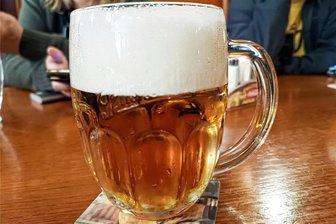 Tschechen verärgert: Pilsner Urquell in Prag teurer als in Sachsen - Pilsner Urquell wird traditionell mit so einer großzügigeren Haube an Schaum ausgeschenkt, „Hladinka“ genannt. Dass dieses Bier in Sachsen günstiger ist als in Tschechien, ärgert viele Tschechen.