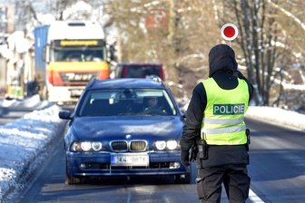 Tschechien erhöht Bußgelder drastisch: So teuer kann das Rasen jetzt werden - Verkehrsverstöße in Tschechien können jetzt im Geldbeutel deutlich mehr weh tun. (Archiv)