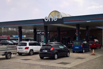 Tschechien führt Spritpreisdeckel ein und senkt Steuer auf Diesel – Tanken bald günstiger? - Eine tschechische Tankstelle im Grenzgebiet: Für Diesel-Fahrer dürfte sich die Fahrt über die Grenze künftig besonders lohnen.