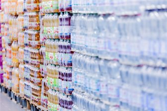 Tschechien plant Pfand auf Plastikflaschen und Dosen: Wann es startet und wieviel es kosten soll - Einweg-Plastikflaschen im Supermarkt. Auch in Tschechien ist künftig dafür ein Pfand fällig.