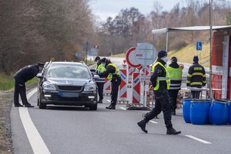 Auch wer über die Grenze darf, wird dort zunächst kontrolliert.
