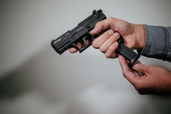 Tschechien verankert Recht auf Schusswaffenbesitz in Verfassung - Ein Mann lädt eine Schreckschuss-Pistole Walther P22 mit einem Magazin. 