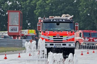 Tschechische Gäste am Sachsenring - Mit ihrem Tatra übten die Brandbekämpfer der Feuerwehr aus Chodov auf dem Sachsenring brenzlige Situationen.