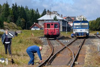 Tschechische Partner sehr willkommen - Noch enden die Bahnfahrten auf tschechischer Seite von Most zum Erzgebirgskamm in Moldova, im Bild der Bahnhof der Gemeinde. Auf deutscher Seite ist in Holzhau Endpunkt für die Bahn aus Freiberg. Seit Jahren wird darum gerungen, die Strecke wieder durchgängig zu bauen.