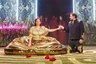 Jolanthe (Livia Obrucnik Venosova) und Graf Vaudemont (Sergej Kostov). Die tschechische Inschrift links, "Jeder, der es wagt, einzutreten, wird sterben", war beim deutschen Gastspiel weggelassen worden, obwohl in der Oper darauf Bezug genommen wurde.