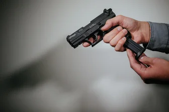 Tschetschenen-Prozess in Chemnitz: Angeklagter lehnt Deal ab - Bei dem Überfall soll auch eine Pistole benutzt worden sein.
