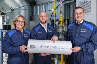 Tschüss Erdgas, hallo Wasserstoff: Wie BMW Leipzig zum Vorreiter der Energiewende werden will - Petra Peterhänsel (BMW Leipzig), Christian Rosin (Mitnetz Gas) und Ralph Bahke (Ontras Gastransport) unterzeichneten im Herbst einen Vertrag zum Anschluss an das Wasserstoff-Kernnetz.