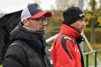 TSV-Coach: „Ich werde ein sehr lautstarker Zuschauer sein“ - Können sich am Sonntag nicht gemeinsam am Spielfeldrand engagieren: TSV-Trainer Christian Schulze (l.), und Co-Trainer Tom Göckeritz. Schulze ist nach „Rot“ gesperrt und darf nicht in die Coachingzone.