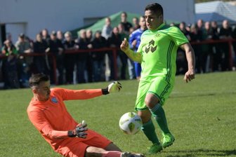 Crossens Keeper Tommy Kitruschat (li.) hat sich im Pokalfinale gegen Werdau durchgesetzt - rechts Werdaus Rene Horvath.