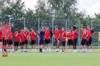 TSV Crossen nutzt Testspiel gegen den FSV Zwickau als würdigen Rahmen für Trainerabschied - Am Montag versammelte Trainer Rico Schmitt die FSV-Fußballer zum ersten gemeinsamen Training.  PICTURE POINT/Roger Petzsche