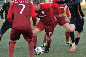 TSV entdeckt neue Stärken - Auch in der Luft stark: Tommy Möbius (M.) traf gegen den SV Auerhammer nach Vorarbeit von Louis Frenzel (2. v. r.) doppelt per Kopf. 