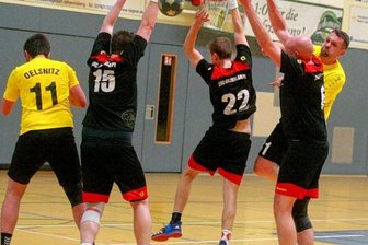 TSV erwartet Aue - Gleich durch drei Gegenspieler hindurch trifft der Oelsnitzer Michael Stache (rechts) für die TSV-Reserve im Spiel gegen Grubenlampe Zwickau. Nun kommt die SG Oberland zum Derby. 