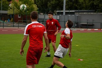 TSV Flöha: Auftakt und Abschied im Auenstadion - Lockerer Auftakt: Bei den Kickern des TSV Flöha stand zum Trainingsstart am Freitag vor allem Fußballtennis und -schauen auf dem Programm.