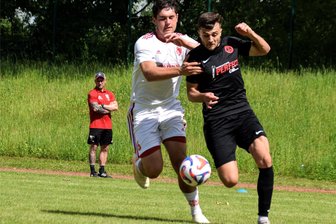 TSV Flöha: Schlusslicht am Ende erneut mit leeren Händen - Die Flöhaer um Björn Lässig (l.) mussten den Meeraner SV in der Schlussphase noch vorbeiziehen lassen.