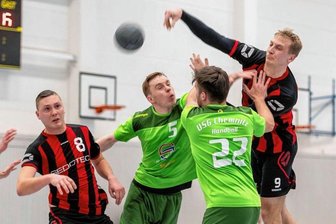 TSV Fortschritt Mittweida: Doppelte Aufholjagd gekrönt - Nicht zu stoppen: Lukas Schmieder (r.) war beim Spiel gegen die USG Chemnitz der erfolgreichste Werfer für den TSV Fortschritt Mittweida. Er erzielte acht Treffer. 