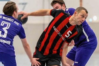 TSV Fortschritt Mittweida lässt Chancen ungenutzt und patzt zuhause - Dem Mittweidaer Rückraumakteur Sebastian Natzschka (M.) gelangen gegen die BSG Wismut Aue drei Treffer. 