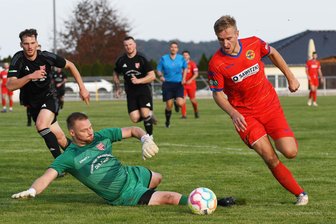 TSV-Fußballtrainer: „Wir wollen in Großwaltersdorf weiter ungeschlagen bleiben“ - Das Hinspiel verlor die TSV-Elf in Lunzenau mit 2:3. Alle drei Treffer erzielte Alexander Dartsch (r.), der hier Schlussmann Ralph Schreiber umkurvt.