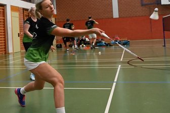 TSV gelingt Auftakt nach Maß - Sandra Kämpf erwies sich gegen Zwenkau wieder einmal als sichere Bank. Mit Partnerin Noreen Senfftleben (hinten) siegte sie im Damendoppel und später auch in ihrem Einzel.