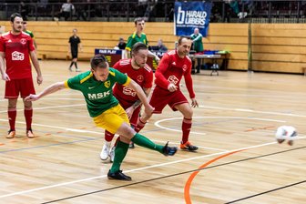 TSV Germania Chemnitz: Neuanfang auch unterm Hallendach - Marcel Gehrke von Gastgeber TSV Germania Chemnitz beim Torschuss. Der Titelverteidiger landete beim eigenen Turnier auf Rang 5. Sieger wurde das Team von Handwerk Rabenstein.