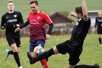 TSV ist zurück - Brachte die Großwaltersdorfer mit seinem Treffer zum 2:0 in der 57. Spielminute auf die Siegerstraße: Oliver Petermann (M.) musste sich hier einer Grätsche von Tobias Köhler (r.) erwehren.