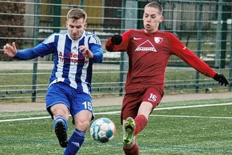TSV kalt erwischt - Toni Hahn (l.) fuhr mit Germania den nächsten Heimsieg ein. Robin Klinner und dem TSV Flöha stehen harte Wochen bevor. Als nächstes warten der HFC Colditz und Stahl Riesa auf den Neuling.