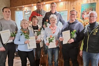 TSV Oelsnitz: Besonders engagierte Sportler werden geehrt - Ulrich Reinel, Präsident des TSV Oelsnitz (rechts), zeichnete verdiente Vereinsmitglieder aus. Foto: Verein