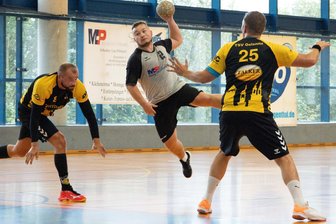 TSV Oelsnitz mit lockerem Sieg im Oberland - Ken Alex Sicker von der SG Handball Oberland wirft auf das Oelsnitzer Tor. Allerdings trafen die Gastgeber nur 19-mal und unterlagen klar.