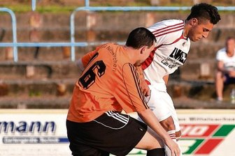 TSV Penig besiegt Gast-Team - Der Peniger Diego Gomez (in weiß) im Zweikampf mit einem Neukirchener Spieler. Das Testspiel endete 1:0 für den Gastgeber TSV Penig.