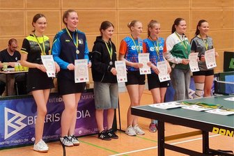 TSV Schlettau schmettert am erfolgreichsten den Plastikball - Lina Zucholowsky (l.) vom TTC Annaberg und Nele Bauman (2.v.l.) vom TSV Schlettau gewannen den Titel im Doppel in der U19.