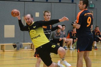 TSV vergibt die Chance zum Ausgleich - Hier hat sich der Oelsnitzer Felix Schmidt (links) gegen die Lengenfelder Justin Fuchs (hinten) und Patrick Rink durchgesetzt. Sein Team zog aber mit 32:33 knapp den Kürzeren.