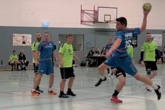TSV-Zugang feiert sein Debüt - Auch wenn der Oberländer Marlon Rockstroh (rechts) hier frei zum Wurf kommt, scheitert er an Sirko Schuster im Kasten von Mylau-Reichenbach, das 32:22 siegte.