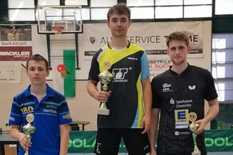 TTC Sachsenring: Tischtennisspieler aus Hohenstein-Ernstthal dominiert Landesranglistenturnier in Wilsdruff - Karl Zimmermann (Mitte) vom TTC Sachsenring Hohenstein-Ernstthal setzte sich in Wilsdruff vor Onufrii Hoian (links, SV Dresden-Mitte) und TTC-Spieler Johann Koschmieder) durch.