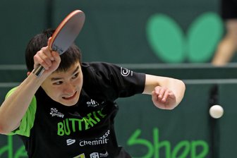 TTC Sachsenring vertagt die Entscheidung im Abstiegskampf der 2. Tischtennis-Bundesliga - Hsin-Yang Li gewann als Nummer 1 des TTC Sachsenring gegen Lampertheim beide Einzel.