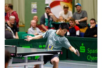 TTC Sachsenring: Volle Hütte und Spannung pur sorgen für Tischtennis-Spektakel - Nicholas Lum war für den TTC Sachsenring extra aus Portugal eingeflogen und unterbrach seine Vorbereitung auf die Jugend-WM. Er erkämpfte einen wichtigen Einzelsieg gegen Constantin Cioti.