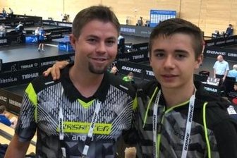 TTC-Talent begeistert mit Lokalmatador die Zuschauer - Karl Zimmermann (rechts), begleitet von TTC-Vorstand Christian Hornbogen) genoss die Atmosphäre bei der Deutschen Tischtennis-Meisterschaft in Saarbrücken.