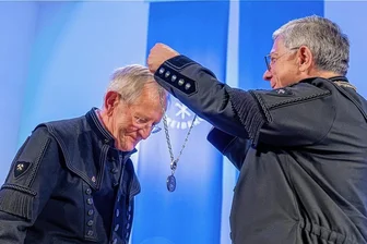 TU Bergakademie Freiberg ernennt Altrektor Meyer zum Ehrensenator - Als Rektor der TU Bergakademie Freiberg hat Professor Klaus-Dieter Barbknecht am Dienstag seinem Amtsvorgänger Professor Bernd Meyer die Würde eines Ehrensenatoren verliehen.