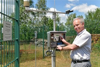 TU Bergakademie Freiberg misst den Klimawandel – Und wie heiß war es am Hitze-Samstag? - Der Freiberger Forscher Dr. Frank Zimmermann an der Wetterstation nahe des Besucherbergwerks Reiche Zeche der TU Bergakademie Freiberg.
