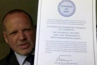 TU Chemnitz als fairer Partner für Top-Wissenschaftler anerkannt - Der Kölner Völkerrechtler Bernhard Kempen, Präsident des Deutschen Hochschulverbands, am Montag bei der Verleihung des Gütesiegels für faire und transparente Berufungsverhandlungen an die TU Chemnitz. Wegen Corona nahm der TUC-Rektor Gerd Strohmeier die Auszeichnung in einer virtuellen Konferenz entgegen.