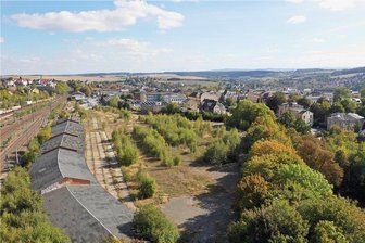 TU Chemnitz bringt Außenstelle nach Reichenbach - Auf dem Gelände des ehemaligen Güterbahnhofs in Reichenbach soll eine Forschungshalle des Bundeskompetenzzentrums für Klima- und Kältetechnik entstehen - nach dem Abriss der im leichten Bogen angeordneten Hallen. Diese Arbeiten zur Revitalisierung des Geländes sollen bis Weihnachten abgeschlossen sein. Foto: Stadtverwaltung Reichenbach