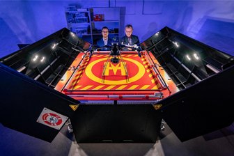 TU Chemnitz entwickelt mobile Landefläche für Rettungsdrohnen - Reda Harradi (l.) und Professor Wolfram Hardt von der Professur Technische Informatik vor dem Drohnen-Hangar.