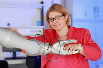 TU Chemnitz hofft auf Millionen-Förderung für Roboter-Forschung - Im Sonderforschungsbereich "Hybrid Societies" der Technischen Universität Chemnitz wird die Interaktion von Menschen mit beispielsweise Robotern und selbstfahrenden Fahrzeugen grundlegend untersucht und optimiert. Prof. Dr. Ulrike Thomas leitet die Professur für Robotik und Mensch-Technik-Interaktion.