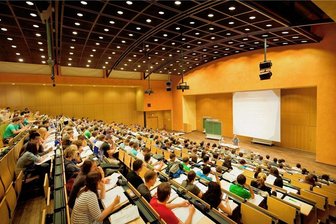 TU Chemnitz kehrt zur Präsenzlehre zurück - aber mit Maskenpflicht - Exakt 706 Plätze hat das Auditorum maximum, der größte Hörsaal der TU Chemnitz. Zweieinhalb Jahre nach Beginn der Pandemie und Fokus auf Digitallehre darf er nun wieder voll besetzt werden.