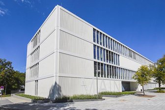 TU Chemnitz weiht neues Forschungszentrum ein - Der viergeschossige Neubau steht am Eingang zum Campus der TU Chemnitz an der Reichenhainer Straße.