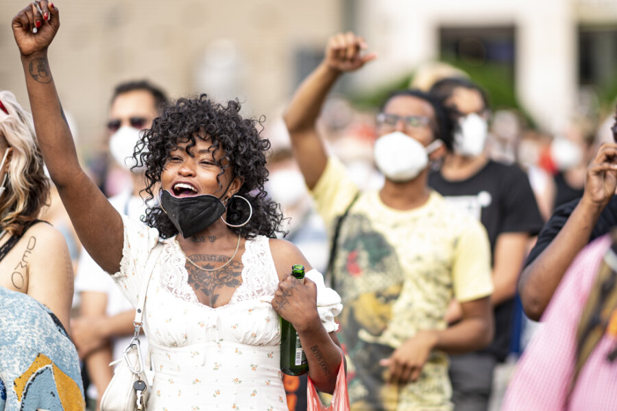 TU-Forscher nimmt Folgen von Black-Lives-Matter-Protesten in den Fokus - Eine Teilnehmerin einer Demonstration unter dem Motto «Black lives still matter» hebt ihre Faust.