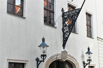 TU Freiberg: Was Kristalle und Geschenkpapier miteinander zu tun haben - Professor Gerhard Heide von der Bergakademie Freiberg hat sich etwas Besonderes für seine Studierenden ausgedacht. Foto: Eckardt Mildner