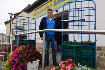 „Tu uns das nicht an, dass du zumachst“: Gersdorfer Edeka-Chef trifft Kunden zum Krisengespräch - Am Samstag wollte Mike Löffler vor seinem Edeka-Markt in Gersdorf mit Bürgern über die Zukunft seines Einkaufsmarktes sprechen.