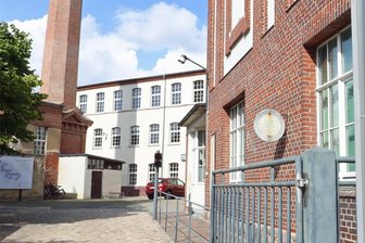 Tuchfabrik in Crimmitschau: Bauprojekte werden teurer als geplant - Vom Haupteingang aus hat man ein guten Blick auf die Weberei, die zum Veranstaltungsbereich entwickelt werden soll.
